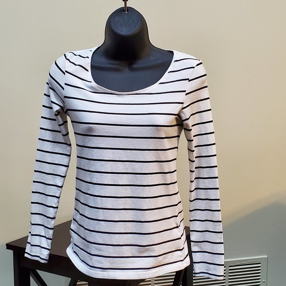 H&M Top - Picture 2 of 3